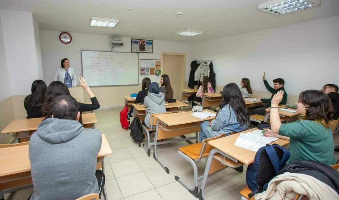 Bursa Büyükşehir, üniversite adaylarının yanında Bursa Büyükşehir Belediyesi, BUSMEK aracılığıyla üniversite sınavlarına hazırlanan gençlere uzman