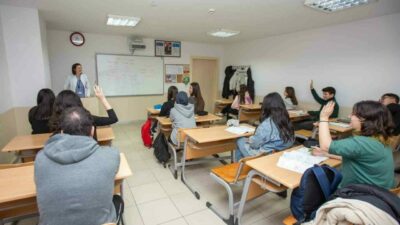 Bursa Büyükşehir Belediyesi, BUSMEK aracılığıyla üniversite sınavlarına hazırlanan gençlere uzman