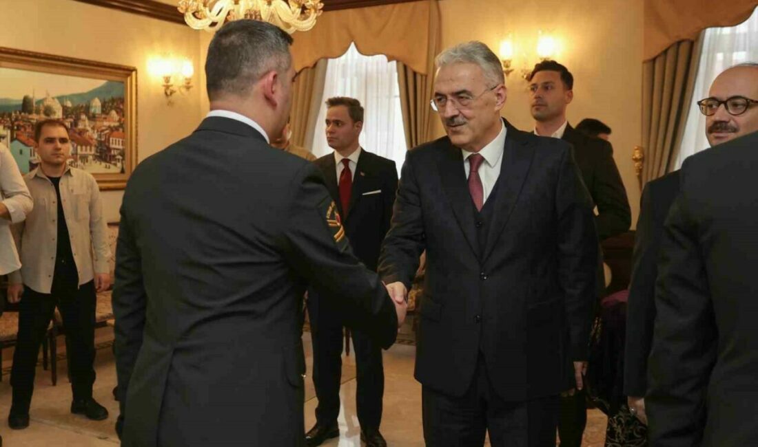 Bursa protokolü bayramlaştı Bursa protokolü, valilik binasında gerçekleştirilen bayramlaşma töreninde bir araya geldi.