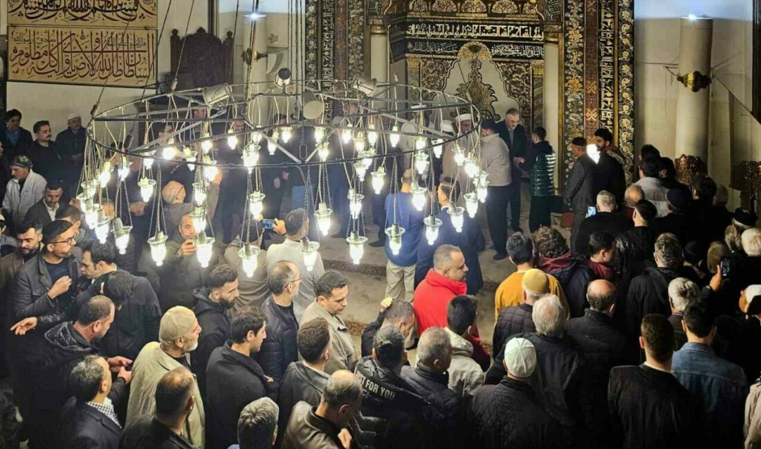 Bursa Valisi Ayyıldız, görev yapan ekiplerle bayramlaştı Bursa Valisi Erol Ayyıldız, bayramda görev başında olan ekipleri bir