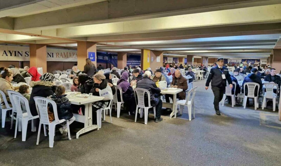 Bursa Büyükşehir Belediyesi, kentin üç ayrı noktasında kurduğu iftar sofralarında