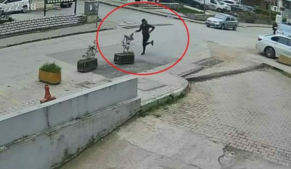 Bursa’da bir kişi husumetli olduğu emlakçıyı bacağından vurup kayıplara karıştı.