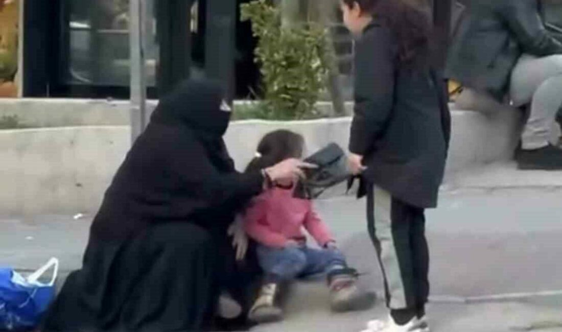 Bursa’da dilencilerin yer kavgası kamerada Bursa’da bir grup dilenci, başka bir dilenciyle paylaşamadığı yer için