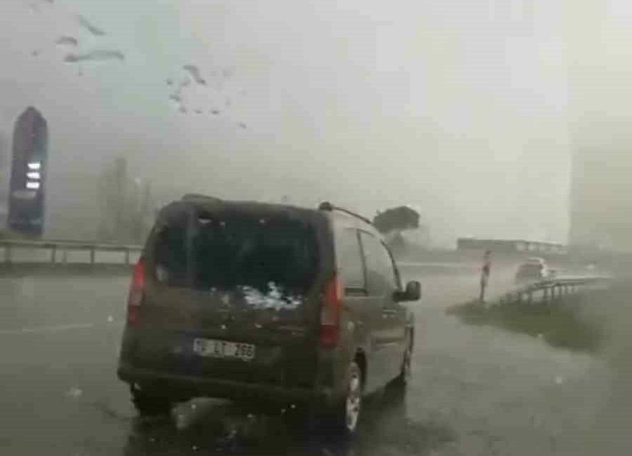 Bursa’da dolu yağışı sürücülere zor anlar yaşattı Bursa’nın Kestel ilçesinde yoğun dolu yağışı sürücülere zor anlar yaşattı.
