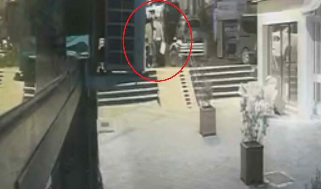 Bursa’da eşini yakmak isteyen şüpheli kamerada, “30 yıl yatarım” Bursa’da dini nikahlı eşiyle tartışan adam, yanına aldığı benzin bidonuyla