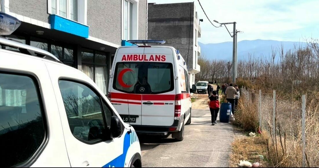 Bursa’da esrarengiz ölüm…Evinin önünde silahla vurulmuş halde bulundu Bursa’da 34 yaşındaki 2 çocuk babası adam evin önünde silahla