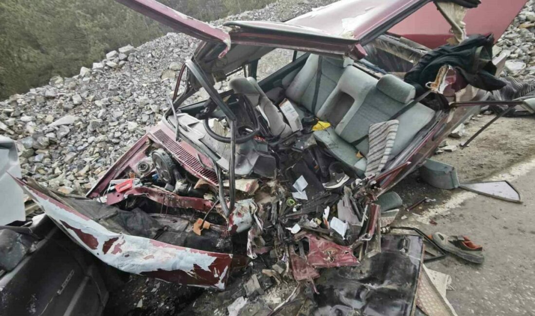 Bursa’da feci kaza: 1 ölü, 3 yaralı Bursa’nın Harmancık ilçesinde otomobil ile kamyonetin kafa kafaya çarpıştığı kazada