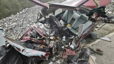 Bursa’nın Harmancık ilçesinde otomobil ile kamyonetin kafa kafaya çarpıştığı kazada