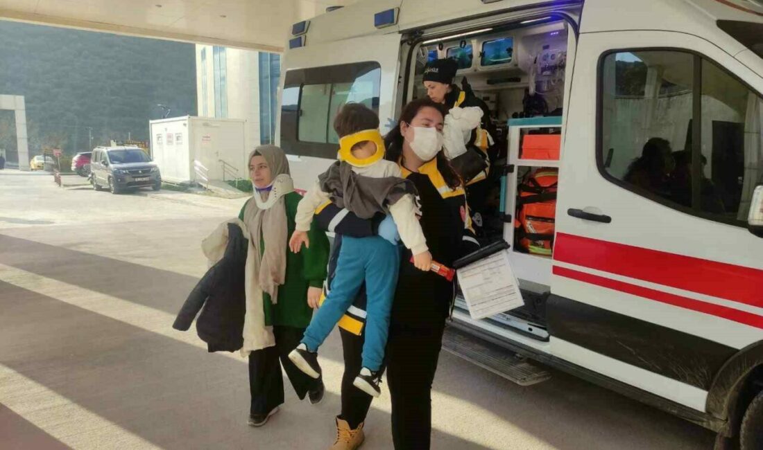Bursa’da hafif ticari araç ile otomobil çarpıştı: 5 yaralı Bursa’nın Orhangazi ilçesinde hafif ticari araçla bir otomobilin çarpıştığı kazada