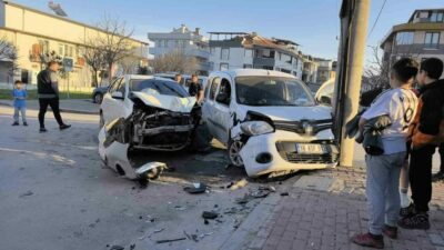 Bursa’nın İnegöl ilçesinde hafif ticari araç ile otomobilin çarpıştığı kazada