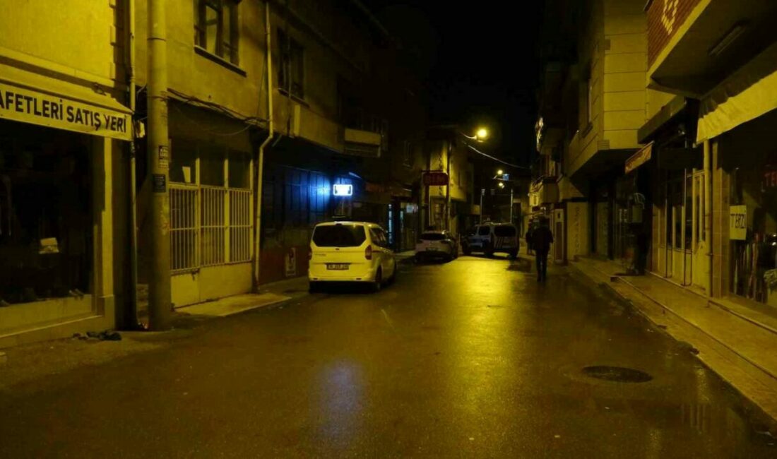 Bursa’da iki grup arasında kavga: 1’i ağır 3 yaralı Bursa’da iki grup arasında çıkan kavgada 1’i ağır 3 kişi