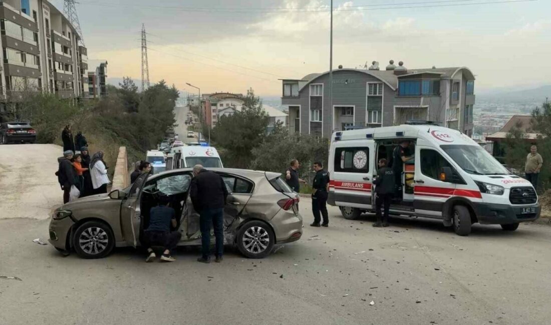 Bursa’nın Kestel ilçesinde iki otomobilin çarpıştığı kazada 4 kişi yaralandı.