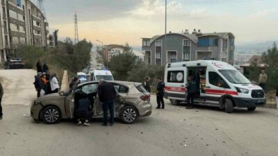 Bursa’nın Kestel ilçesinde iki otomobilin çarpıştığı kazada 4 kişi yaralandı.
