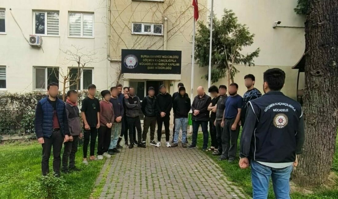 Bursa’da kaçak göçmenleri çalıştırdığı tespit edilen 2 şüpheli yakalandı Bursa’da kaçak göçmenlere kalacak yer temin ederek bir iş yerinde