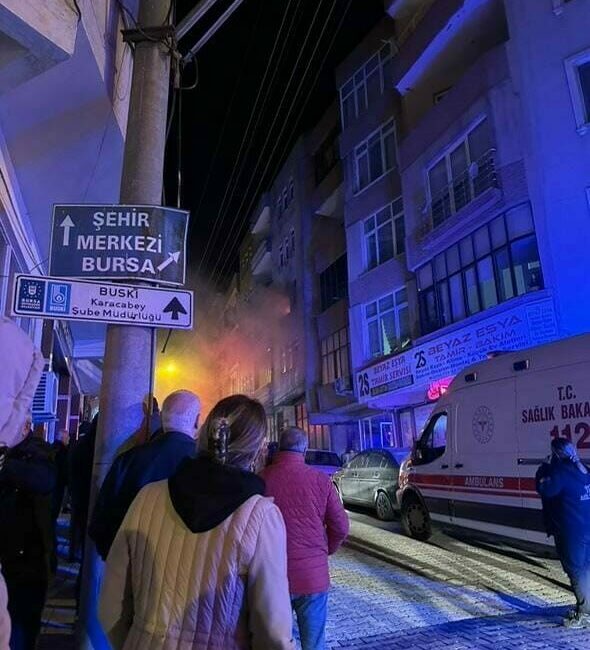 Bursa’da akşam saatlerinde 4 katlı bir binanın 2. katında çıkan