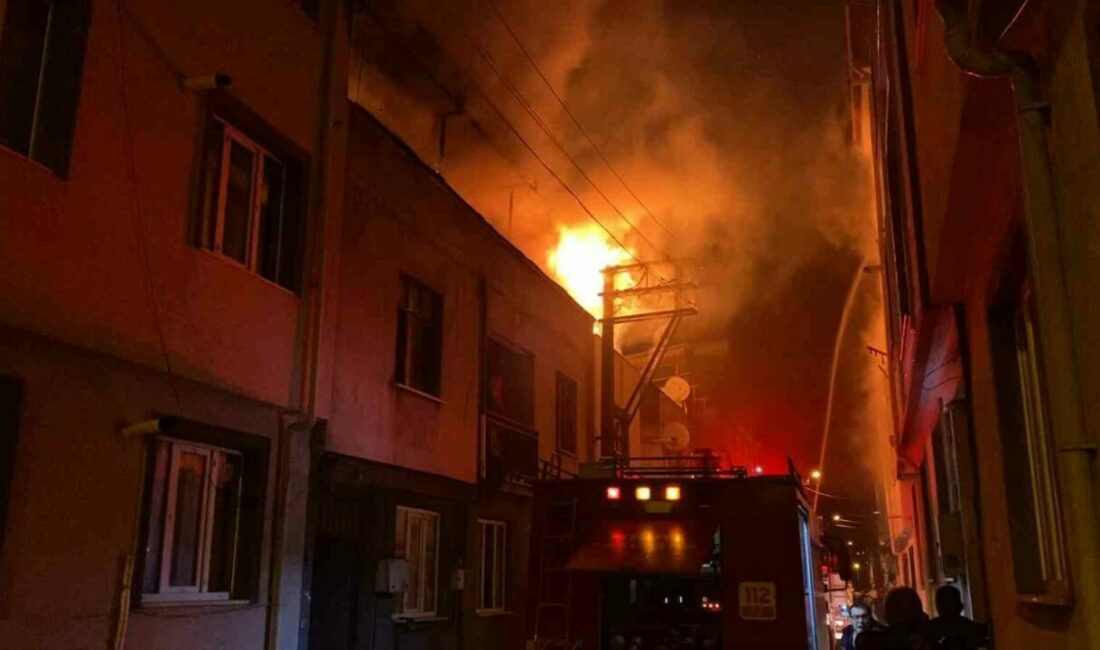Bursa’nın İnegöl ilçesinde apartmanın çatı katında çıkan yangın sırasında meydana