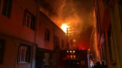 Bursa’nın İnegöl ilçesinde apartmanın çatı katında çıkan yangın sırasında meydana