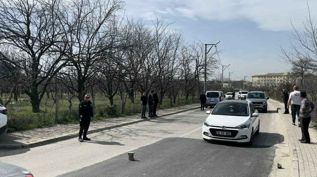 Bursa’da lise öğrencisini darp edip, pompalı tüfekle vurdular Bursa’da 18 yaşındaki bir genç husumetlisi tarafından pompalı tüfekle vuruldu.