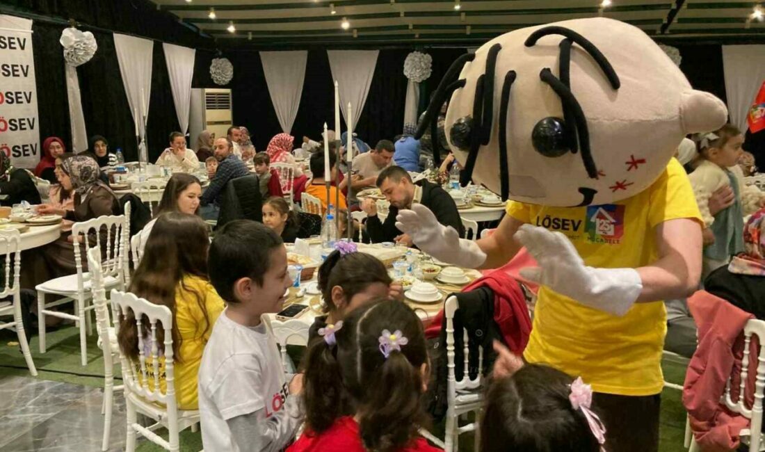 Bursa’da lösemili çocuklar ve aileleri iftar yemeğinde bir araya geldi Bursa’da kanser hastası çocuklar ve aileleri için iftar yemeği düzenlendi.