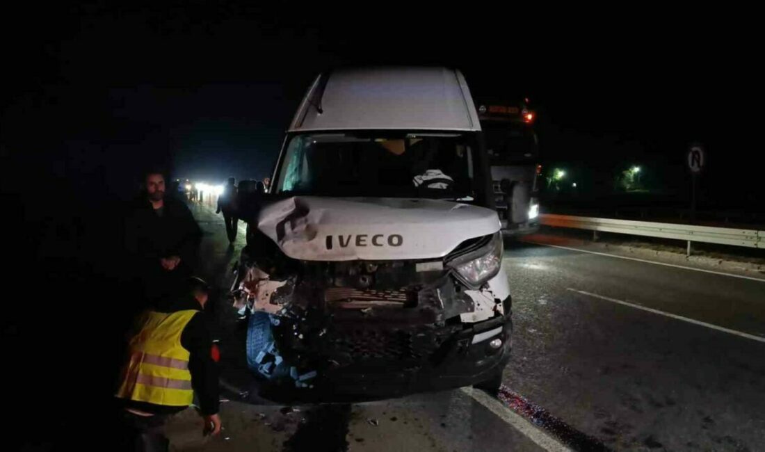Bursa’nın İnegöl ilçesinde meydana gelen kazada minibüs ile çarpışan otomobilin