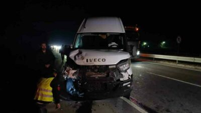 Bursa’nın İnegöl ilçesinde meydana gelen kazada minibüs ile çarpışan otomobilin