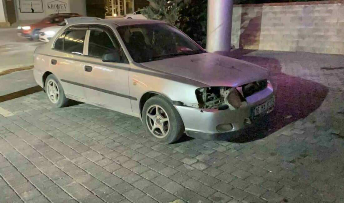 Bursa’nın İnegöl ilçesinde otomobil ile çarpışan motosikletin sürücüsü ağır yaralandı.