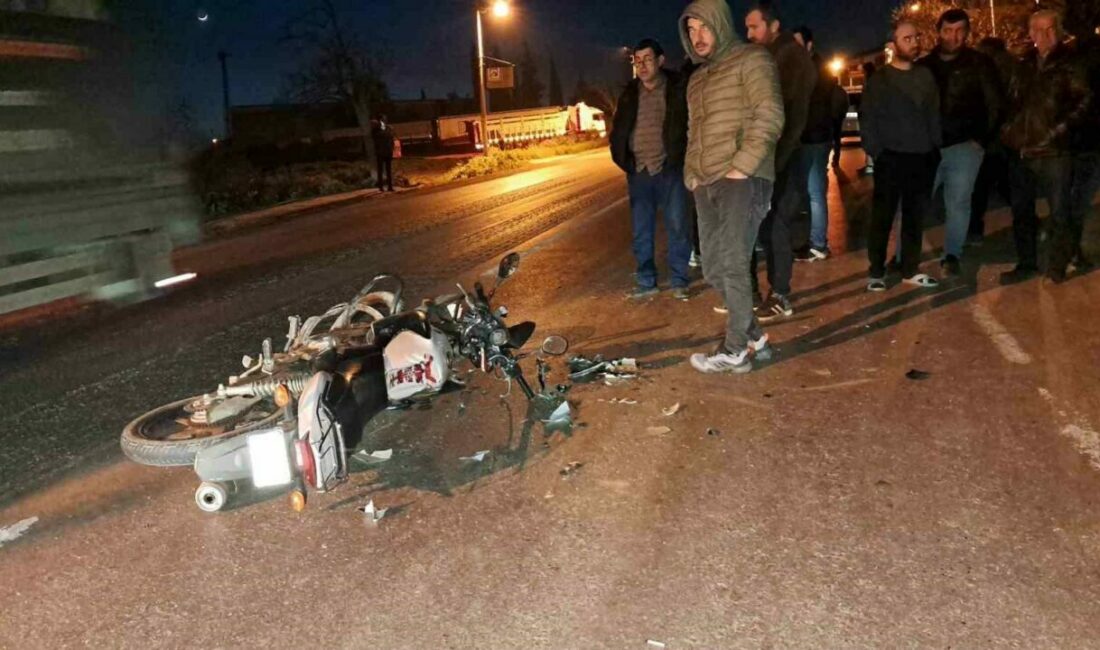 Bursa’da motosiklet otomobile çarptı: 3 yaralı Bursa’nın İznik ilçesinde dönüş yapmaya çalışan otomobile çarpan motosikletteki 3