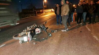 Bursa’nın İznik ilçesinde dönüş yapmaya çalışan otomobile çarpan motosikletteki 3
