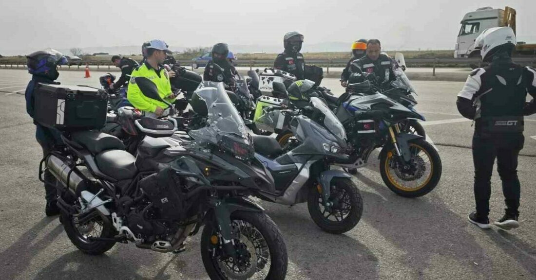 Bursa’da motosikletlere sıkı denetim Bursa’nın Karacabey ilçesinde Bölge Trafik Denetleme İstasyon Amirliği Ekipleri, Bursa-İzmir
