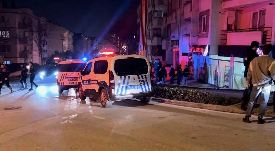 Bursa’da silahlı saldırı: 2 yaralı Bursa’da bir kişi husumetlisi olan şahısları takip edip, şahısların oturduğu