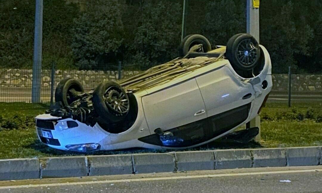 Bursa’da takla atan otomobildeki 2 kişi yaralandı Bursa’nın Mudanya ilçesinde orta refüje çarpıp takla atan otomobildeki 2