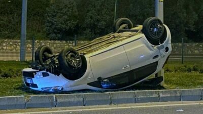 Bursa’nın Mudanya ilçesinde orta refüje çarpıp takla atan otomobildeki 2