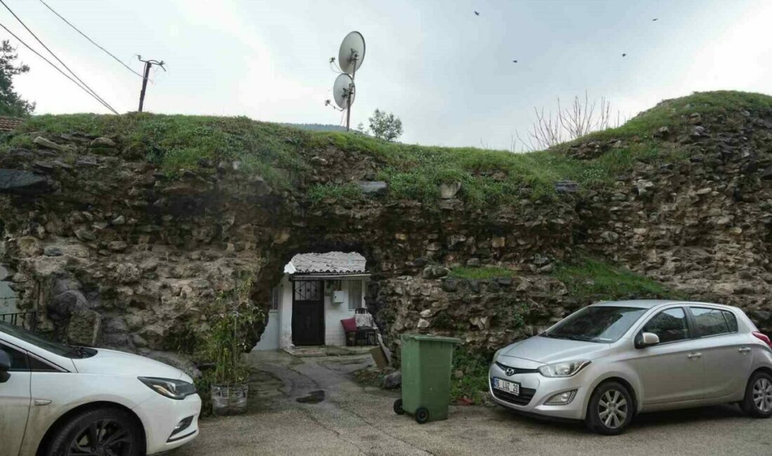 Bursa’da tarihe çanak anten diktiler Bursa’da 2 bin yıllık tarihi surların üzerine dikilen çanak antenler