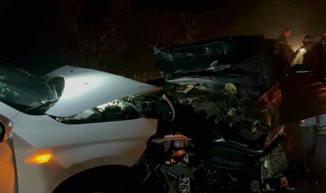 Bursa’da yağışlı havada feci kaza: 1’i ağır 5 yaralı Bursa’nın İznik ilçesinde iki otomobilin kafa kafaya çarpıştığı kazada 1’i