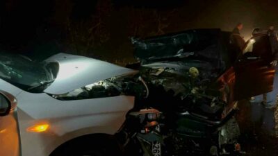 Bursa’nın İznik ilçesinde iki otomobilin kafa kafaya çarpıştığı kazada 1’i