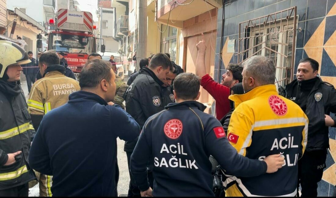 Bursa’da yangında can pazarı…2 si çocuk 4 kişi kurtarıldı Bursa’da 3 katlı bir binanın giriş katında çıkan yangın sonrası