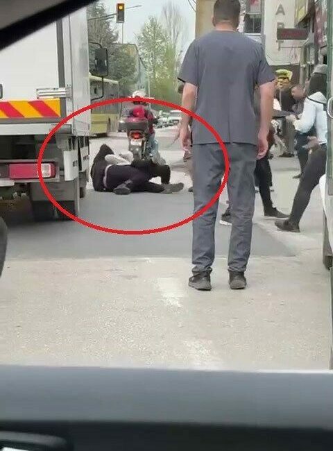 Bursa’da yol verme kavgası Bursa’da iki sürücünün yol verme tartışması yumruklu kavgaya döndü. O
