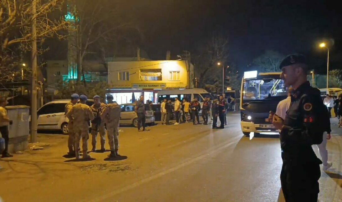 Bursa’da yol verme kavgasına mahalleli dahil oldu. Onlarca kişinin karıştığı