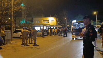 Bursa’da yol verme kavgasına mahalleli dahil oldu. Onlarca kişinin karıştığı