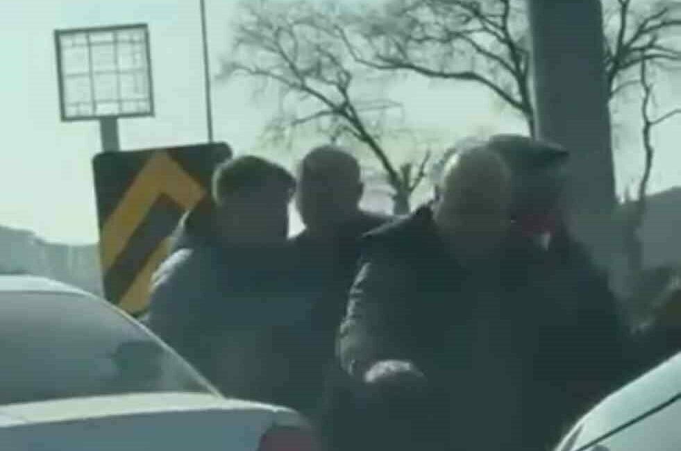 Bursa’da iki sürücü yol verme tartışması nedeniyle araçlarından inip, tekme