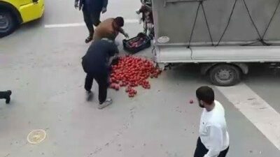 Bursa’da aracın kasasından yola düşen domatesler, çevredeki vatandaşların yardımıyla toplandı.