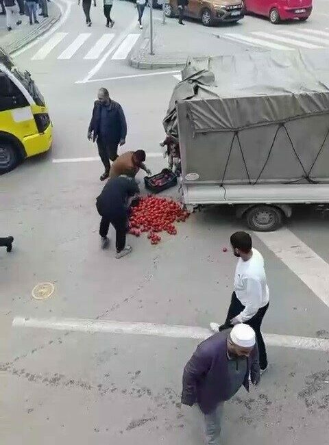 Bursa’da yürek ısıtan görüntüler Bursa’da aracın kasasından yola düşen domatesler, çevredeki vatandaşların yardımıyla toplandı.