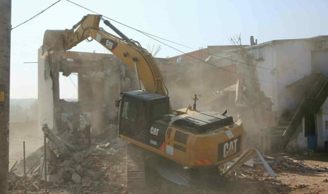 Bursa’daki yıkımda ortalık karıştı Bursa’da kaçak yapıların yıkılmasına engel olmak isteyenler, iş makinelerinin önüne