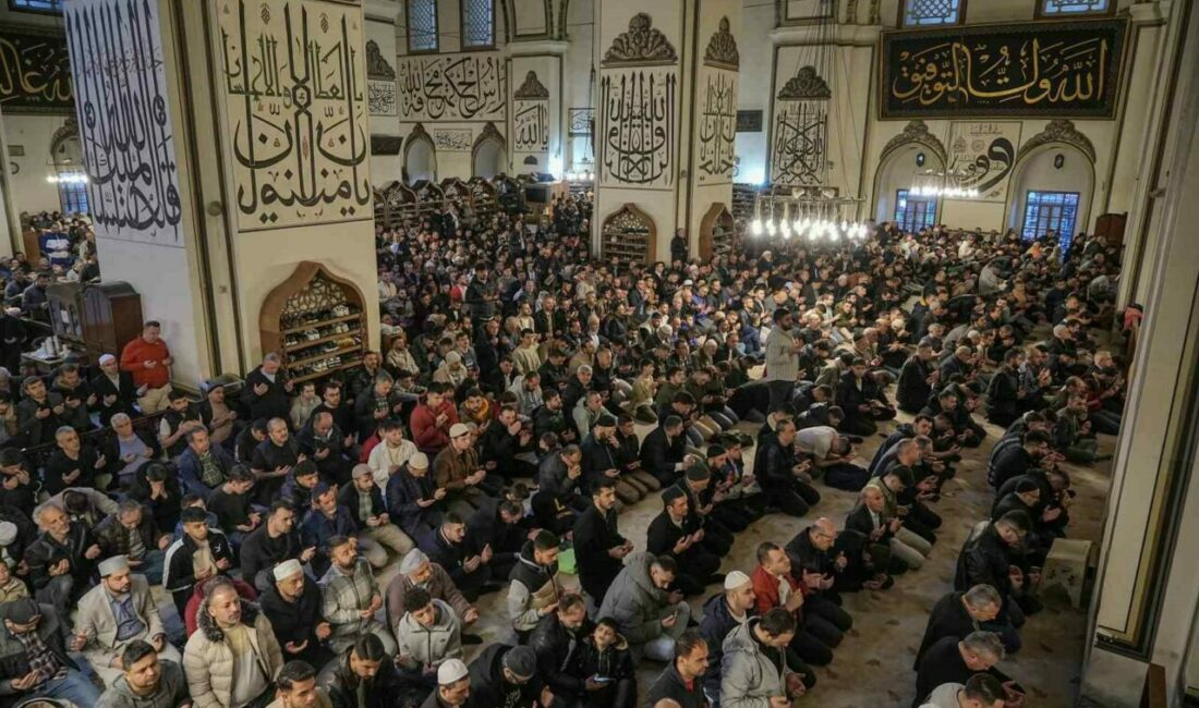 Bursa’da binlerce vatandaş bayram namazını kılmak için sabahın erken saatlerinde