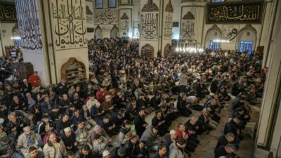 Bursa’da binlerce vatandaş bayram namazını kılmak için sabahın erken saatlerinde