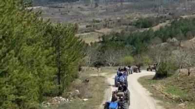 Bursa’nın Issızdere köyünde, çiftçiler geleneksel bayramlaşma geleneğini farklı bir şekilde