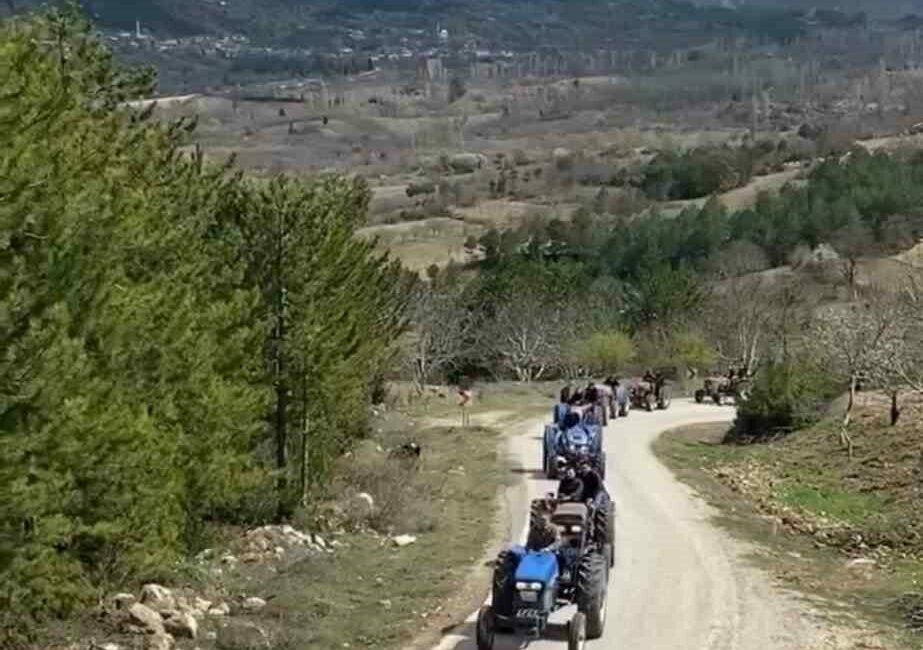 Bursa’nın Issızdere köyünde, çiftçiler geleneksel bayramlaşma geleneğini farklı bir şekilde