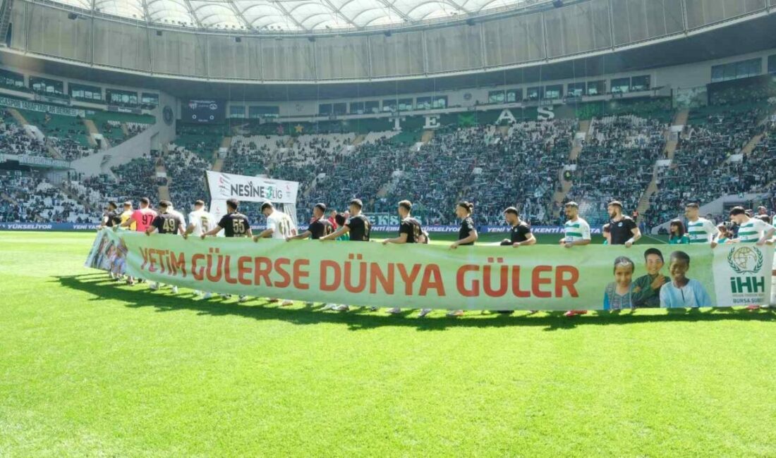 Bursaspor, sahasında Kırşehir Belediyespor ile oynadığı karşılaşmaya çocuklarla birlikte ’Yetim