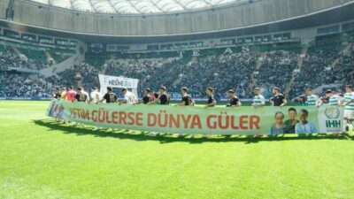 Bursaspor, sahasında Kırşehir Belediyespor ile oynadığı karşılaşmaya çocuklarla birlikte ’Yetim