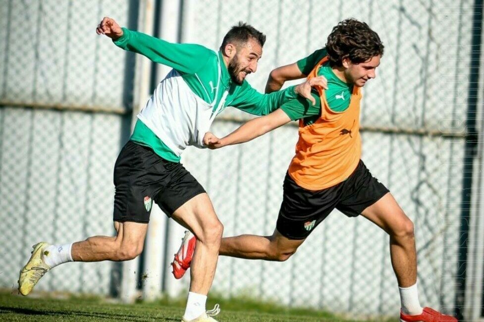 Bursaspor’da Kuşadasıspor hazırlıkları başladı Bursaspor, Belediye Kütahyaspor maçı sonrası 1 günlük iznin ardından Kuşadasıspor
